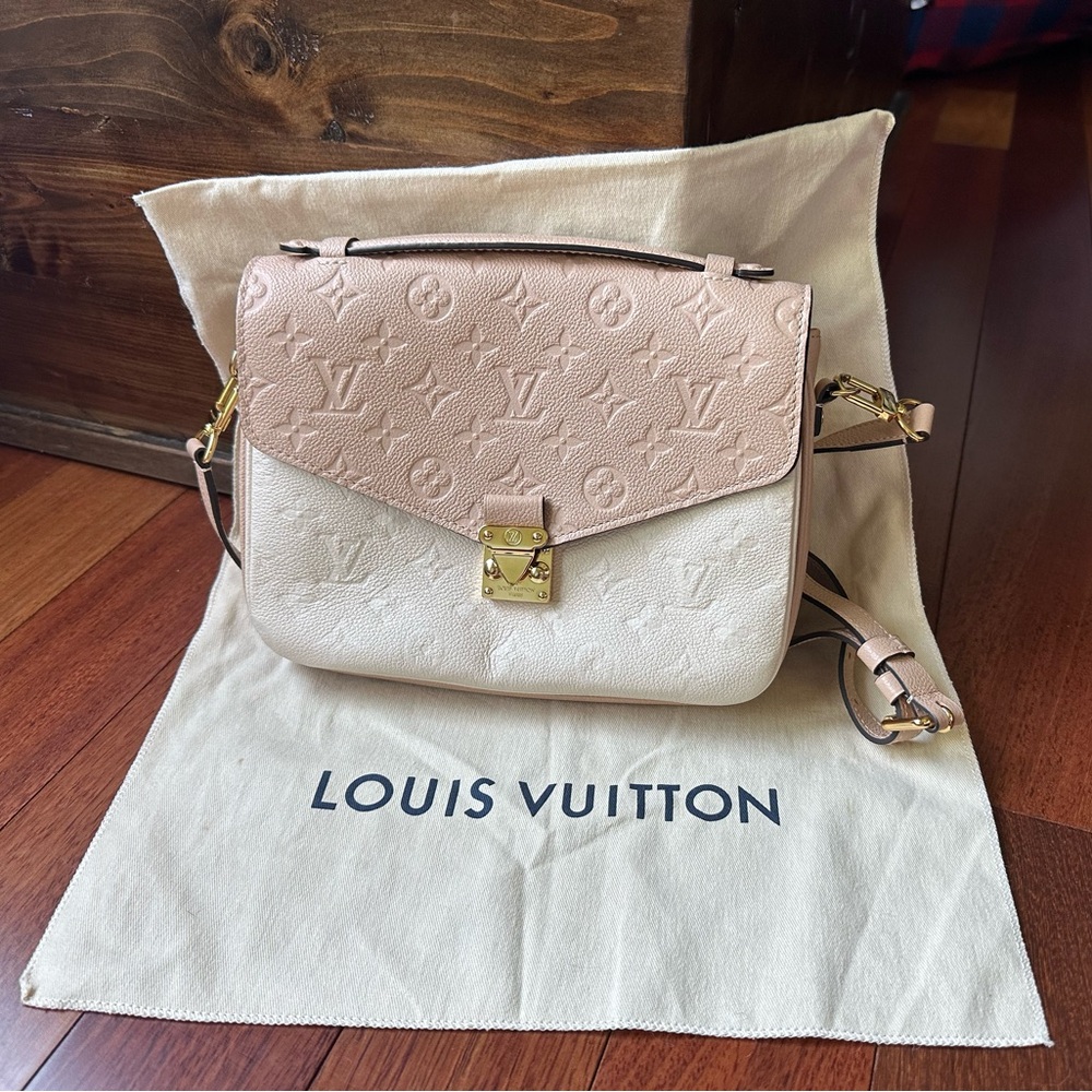 Louis Vuitton pochette beige rose cream